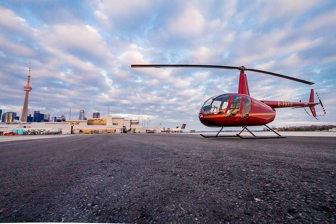 20 km Helicopter Tour over Toronto - A fast climb to Toronto’s best viewpoints