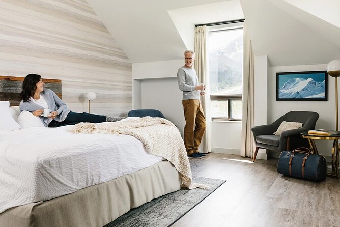 5 Day Rockies Mountains and Glaciers Tour, Icefield Parkway Hotel - Group size, hotels, and daily comfort