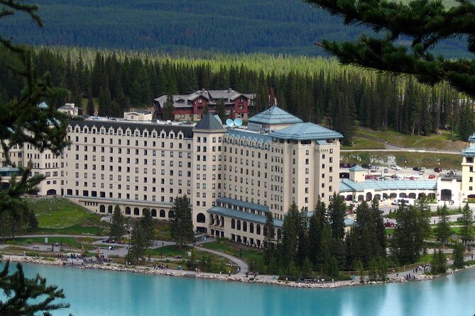 Airport Shuttle: Lake Louise <---> Calgary - Arriving at Calgary Airport and finding your driver