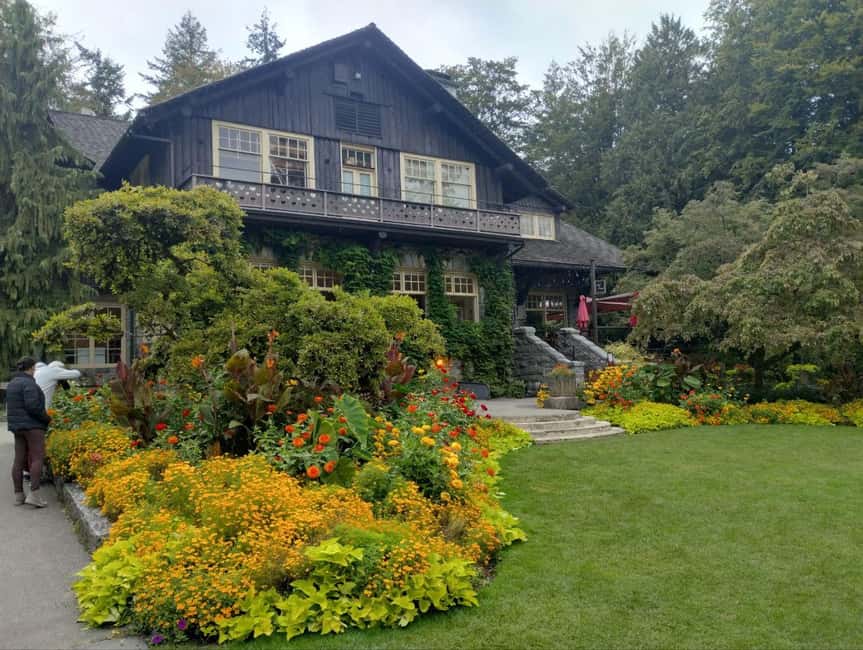 Aquarium & StanleyPark+20 Gem Spots+City/Vip Car+Small Group - Totem Poles and Indigenous stories begin the park visit