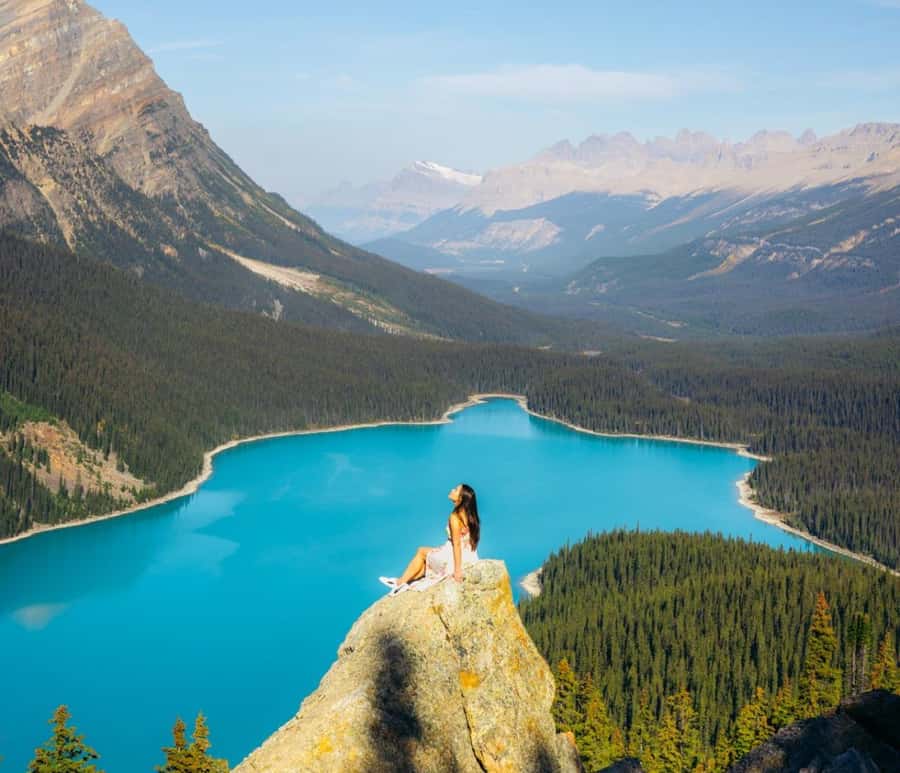 Banff/Calgary/Canmore: Crowfoot Glacier and 5 Lakes Tour - Lake Louise opens the day with a famous view