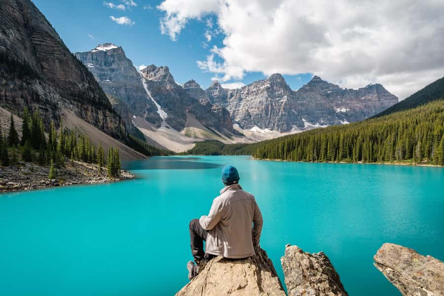 Banff/Canmore: Moraine Lake 1.5h & Lake Louise Half-Day Tour - Lake Louise: 1 hour 15 minutes at the famous shore