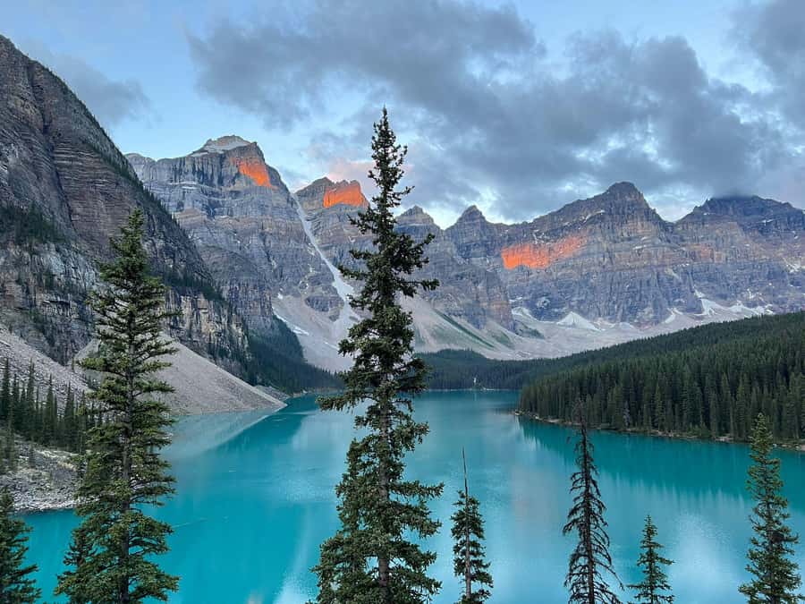 Banff/Canmore: Moraine Lake 1.5h & Lake Louise Half-Day Tour - The guides add more than a ride