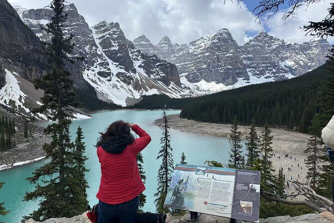 Banff/Canmore: Moraine Lake and Lake Louise Shuttle-90m each lake - Lake Louise: a second hour and a half of mountain scenery