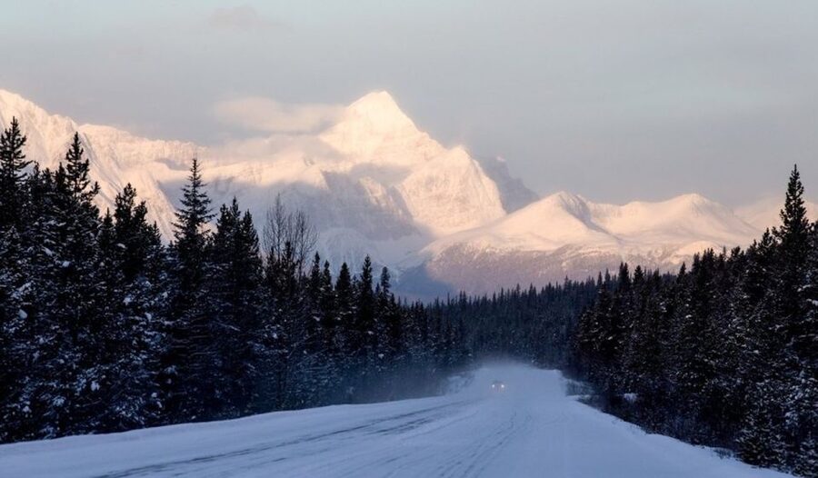 Banff: Icefields Parkway & Abraham Lake Ice Bubbles Tour - Why Abraham Lake makes this winter tour different