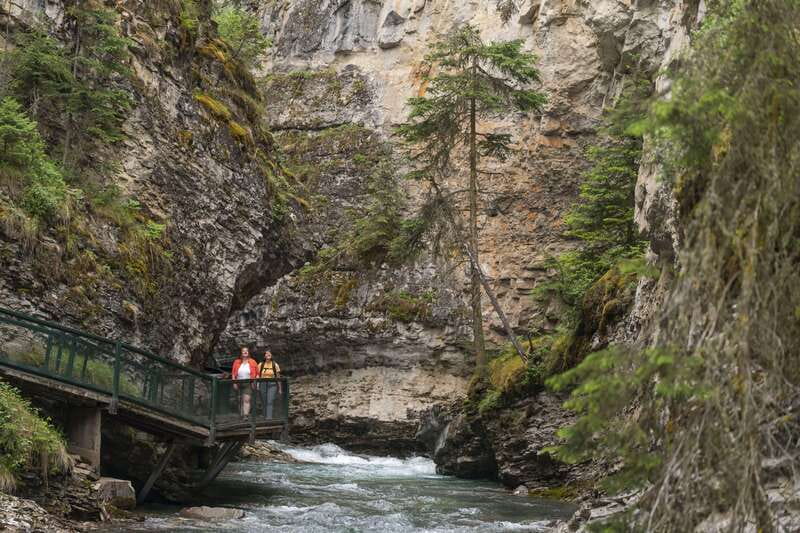 Banff: In-Depth Banff Area & Canyon Day Tour - The guide can make a long vehicle day work