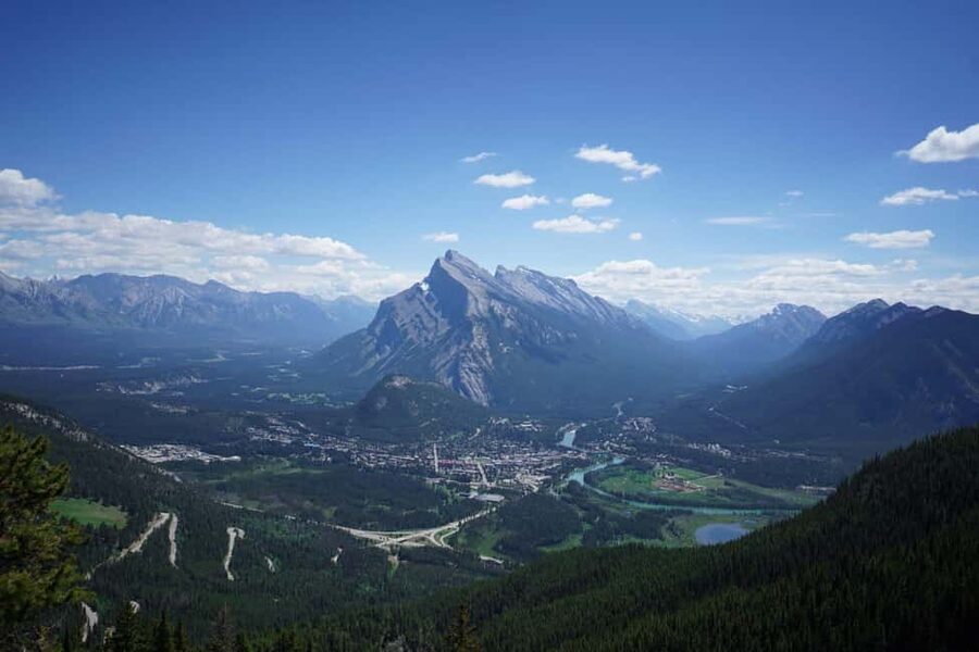 Banff: Lake Louise,Emerald & Johnston Canyon+5More - The Lake Louise stop and its famous water