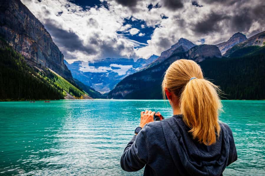 Banff: Lake Louise,Lake Minnewanka,Emerald Lake & Banff Town - How the small-group vehicle affects the day