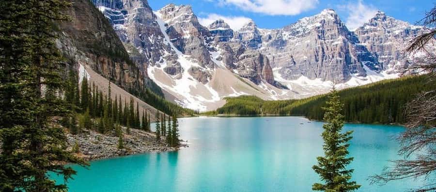 Banff: Lake Louise, Moraine, Emerald & Johnston Canyon Tour - Lake Louise: the first big view
