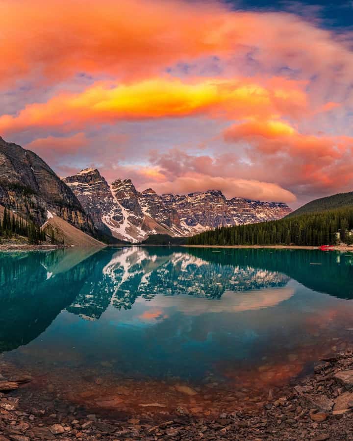 Banff: Lake Louise, Moraine, Emerald Lake & Canyon Day Trip - The cooler-season route: Banff Town and two lakes