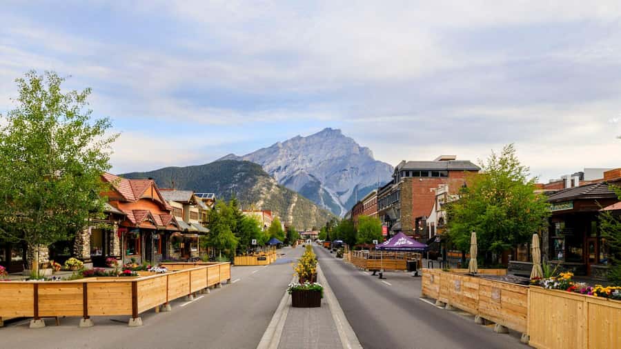 Banff: Moraine Lake, Lake Louise, Emerald Lake and Yoho Trip - Natural Bridge and the Last Choice