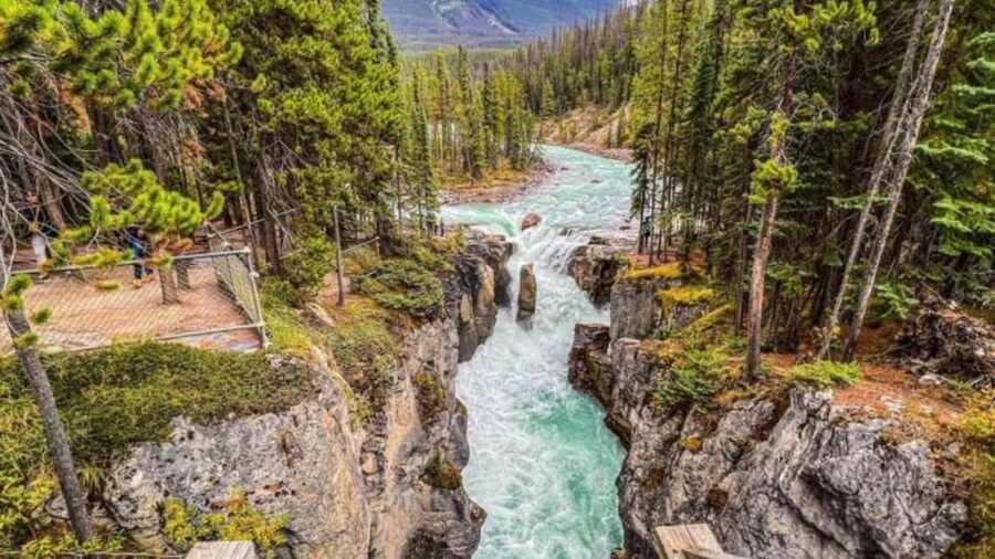 Banff. Moraine, Lake Louise ,Emerald & Johnston Canyon tour - The guides can shape the whole day