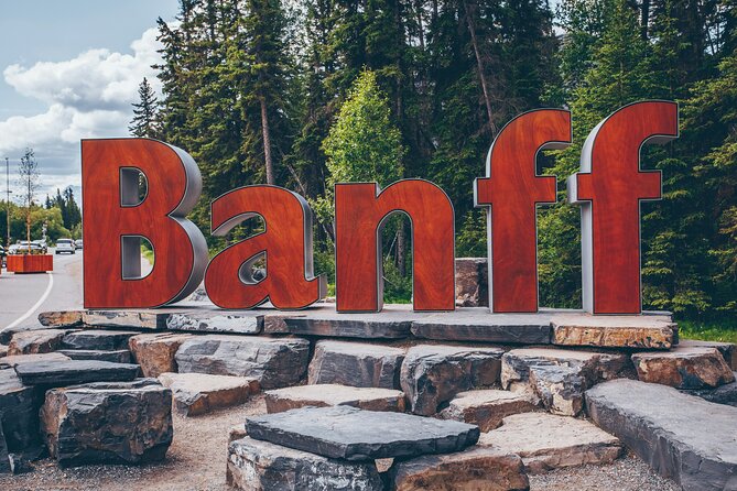 Banff Top Lakes and Banff Town Day Trip From Calgary - Lake Louise: the famous first look