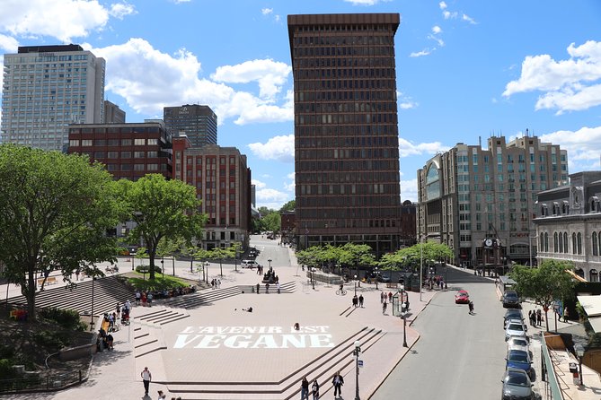 Best of Quebec City: Panoramic Bus Tour with Local Guide - Place d’Armes and Château Frontenac