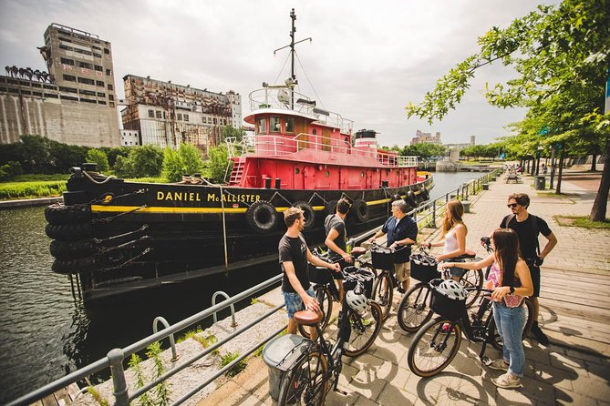 Bike / E-bike Tour : Downtown, Old Montreal, Waterfront by Fitz - What the guides add to the ride