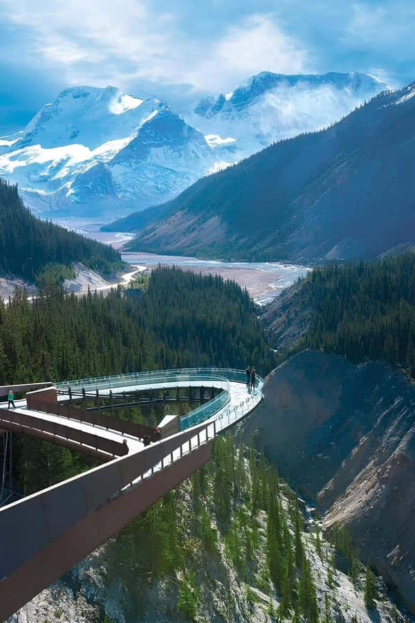 Calgary Banff: Columbia Icefield, Skywalk and Lakes Day Tour - Lake Louise and Castle Mountain set the tone
