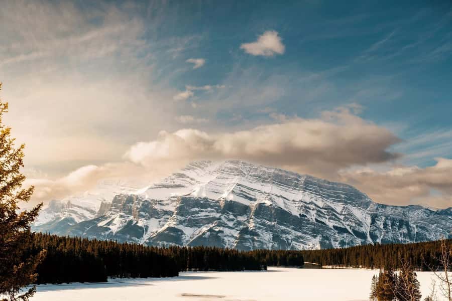 Calgary Banff: Columbia Icefield, Skywalk and Lakes Day Tour - Starting before the mountains get busy