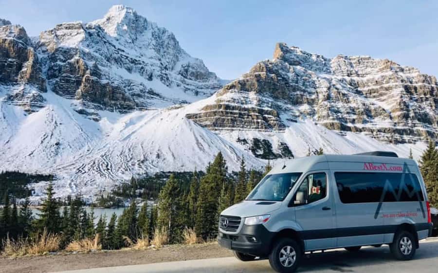 Calgary/Banff: Lake Louise, Moraine & Johnston Canyon Trip - Lake Louise: turquoise water and limited time
