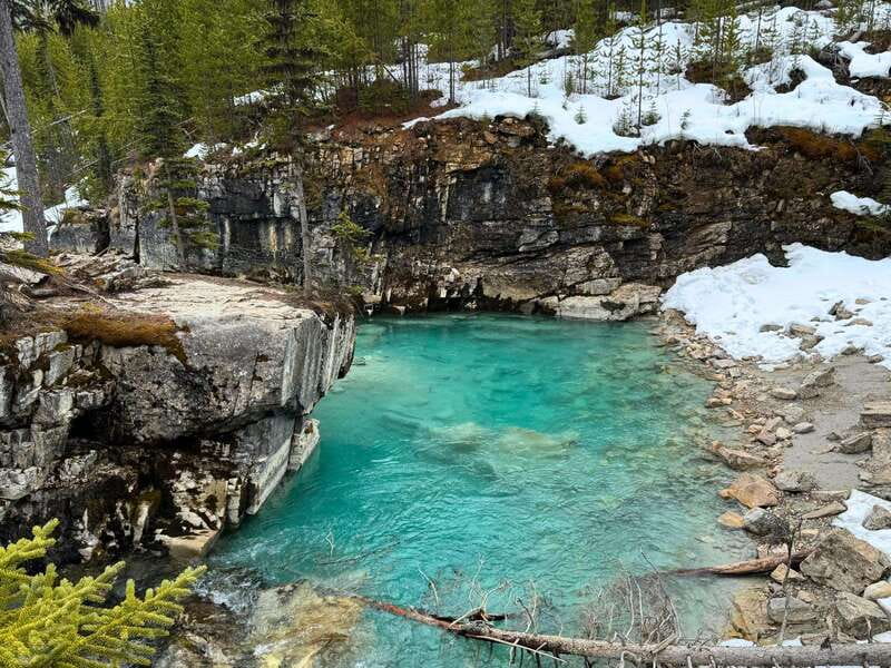 Calgary/Canmore: Lake Louise, Moraine Lake, & Banff Day Tour - Banff town time and the lunch question