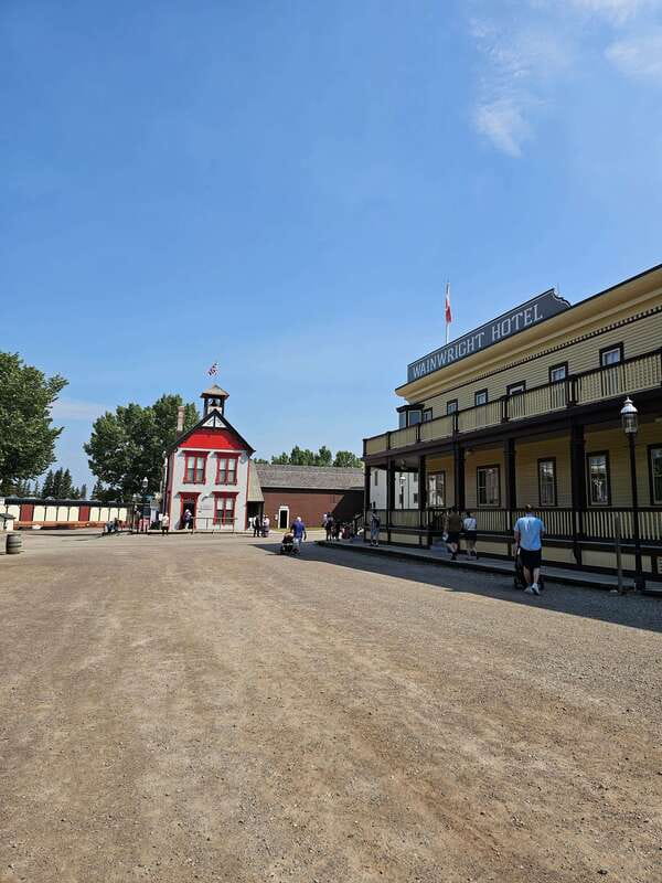 Calgary City Tour & Yamnuska Wolfdog Sanctuary Private Tour - Winter planning and who should book