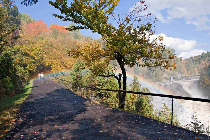 Canyon Sainte-Anne: Park Admission Ticket - The Giant Pothole and Stone Stories activity
