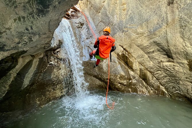 Canyoning half day - Heart Creek Canyon (beginner level) - The rope clinic makes the first rappels approachable
