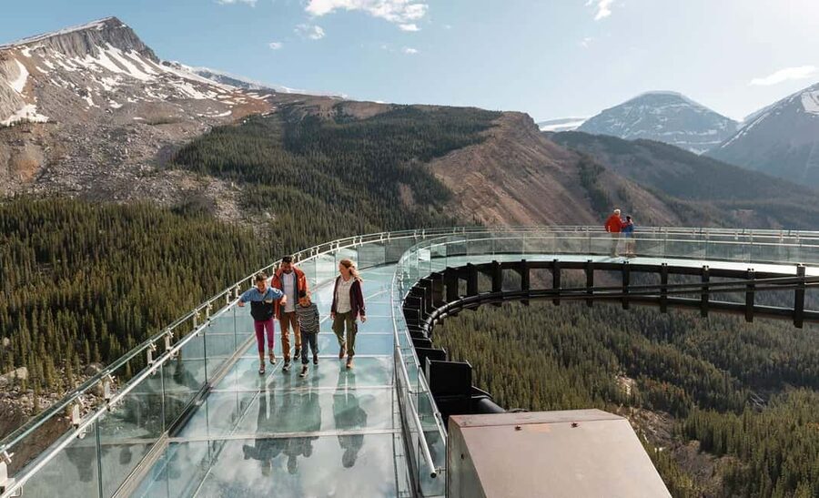 Columbia Icefield Adventure, Bow Lake & Peyto Lake Tour - The road past Cascade Mountain and Vermilion Lakes
