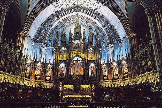 Combo Historical and Food Tour of Old Quebec - Starting with the Quebecois mural and Place Royale