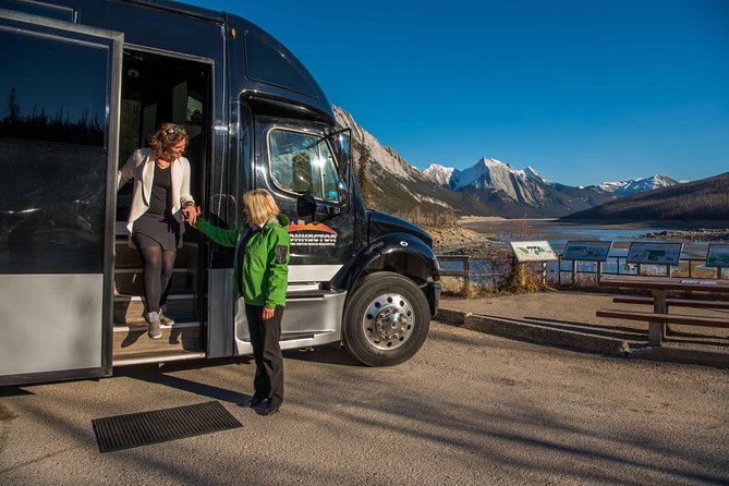 Discover Jasper and its Wildlife - Entering the Athabasca Valley with a guide