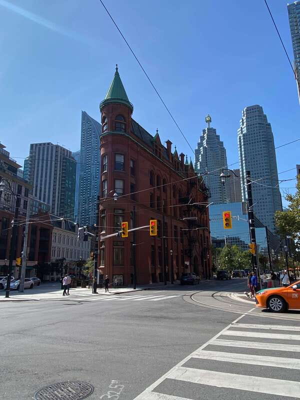 Downtown Toronto: Walking tour experience. English/Spanish - A useful first look at downtown Toronto