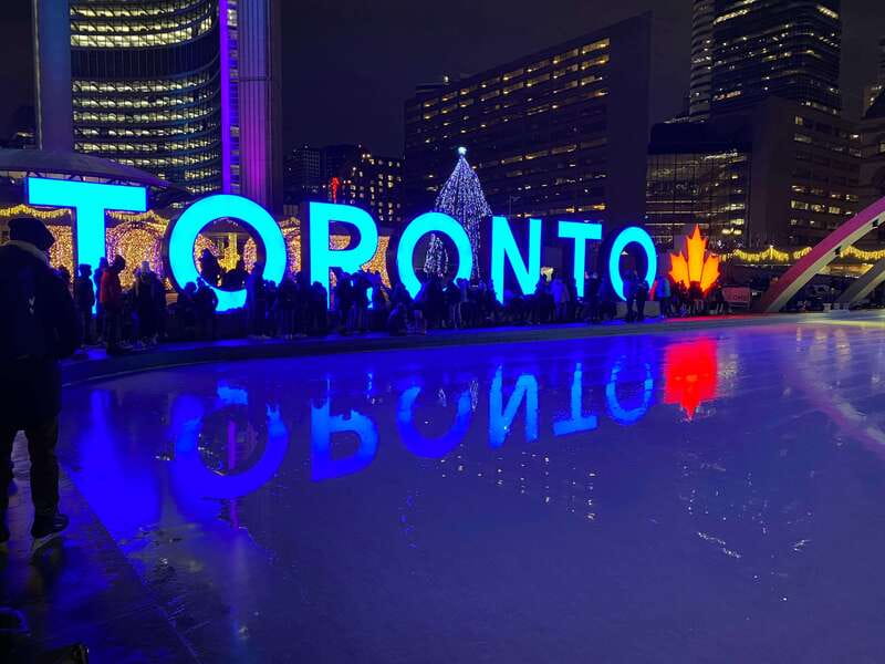 Downtown Toronto: Walking tour experience. English/Spanish - Chinatown and Kensington Market: Two sides of city life