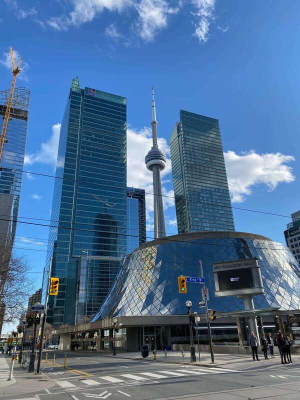 Downtown Toronto: Walking tour experience. English/Spanish - Dundas Square: Toronto’s downtown pulse