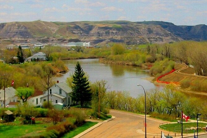 Drumheller Dinosaur Valley & Horseshoe Canyon Adventure Day Tour - Horseshoe Canyon opens the day with a wide view