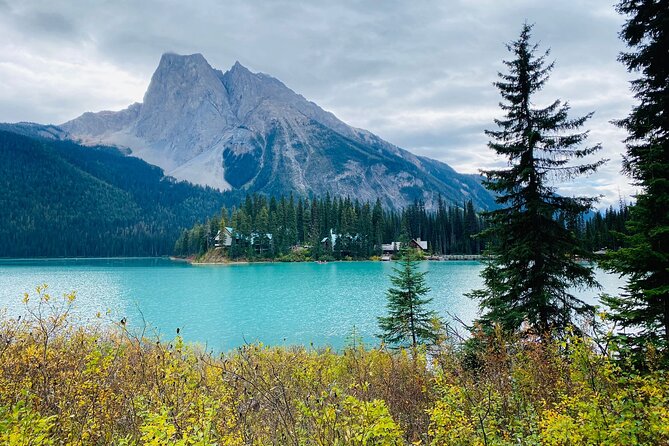 Emerald Lake Lake Louise Moraine Lake Half Day Tour - Lake Louise: 75 minutes beside the turquoise water
