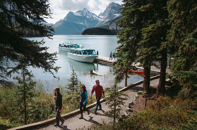 Explore Jasper Tour with Maligne Lake Cruise - Guides can make the long road feel much shorter