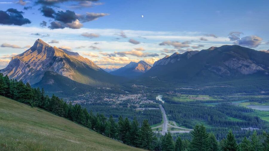 From Banff: Banff Wildlife & Scenic Highlights Premium Tour - Why this three-hour evening tour works