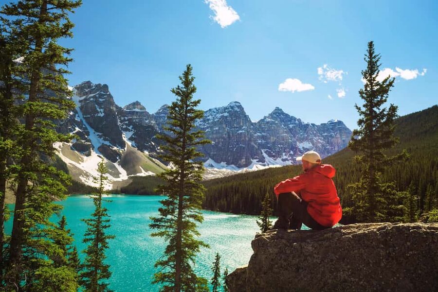 From Banff: Moraine Lake & Lake Louise Tour - Two quiet hours at Moraine Lake
