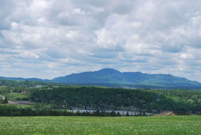 From Montreal: Eastern Townships Region Day Trip - Magog Bay and free time in downtown Magog