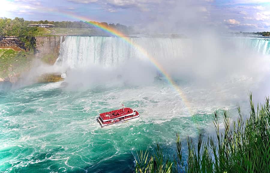 From Toronto: Niagara Falls Tour + Boat Ride and/or Journey - Maple syrup and chocolate at Maple Leaf Place