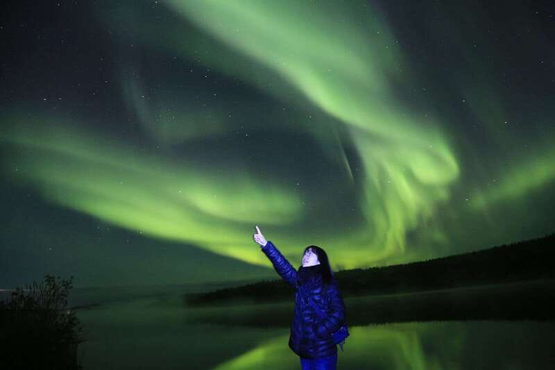 From Yellowknife: Northern Lights Bus Tour with Photos - Chasing the aurora from Yellowknife