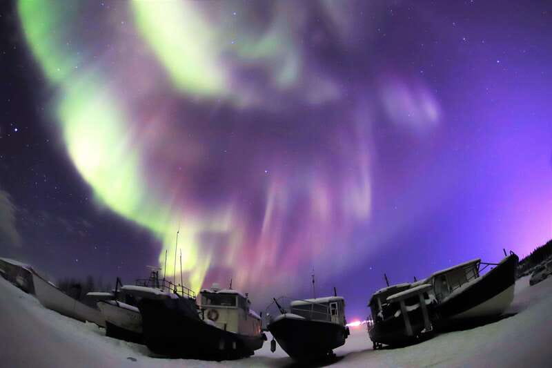 From Yellowknife: Northern Lights Bus Tour with Photos - Guides who make the night easier