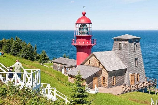 Gaspe 3–DAY Trip - Bus time, group size, and guide style
