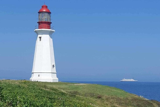 Harbor Highlights: Sydney City Tour - Low Point Lighthouse and the Atlantic edge