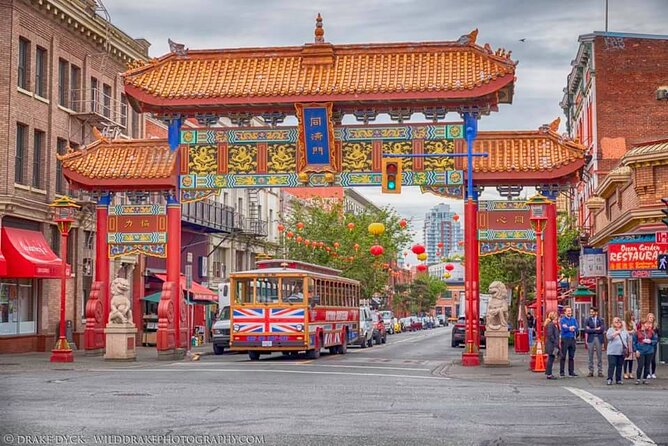 Historical Victoria Walking Tour - What the guides add to the experience