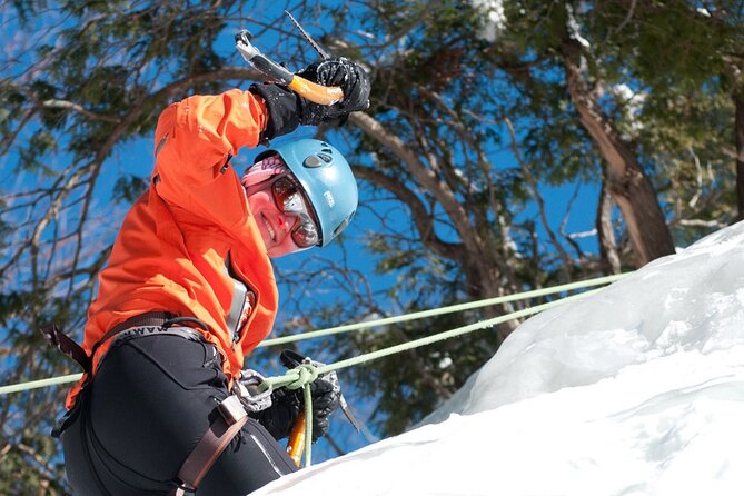 Ice Climbing Initiation in Mont-Tremblant - Learning the ropes before the first climb