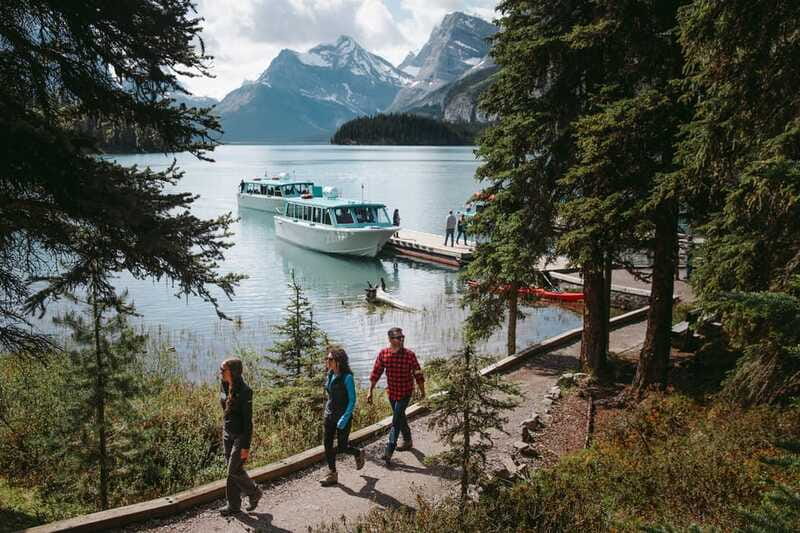 Jasper: Sightseeing Tour with Maligne Lake Cruise - Lunch, snacks, and refreshments