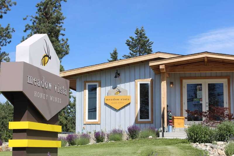 Kelowna: E-Bike Bee Tour w/ Tastings, Lunch, and Audioguide - From Lakeside Eco-Sports to the open road