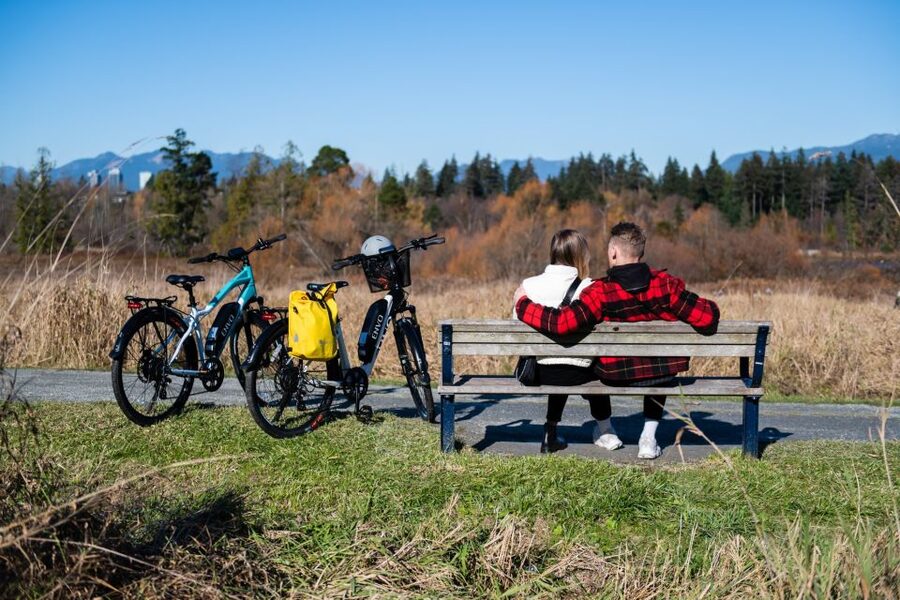 Kelowna: E-Bike Ride and Axe Throwing Adventure - Returning downtown with pedal assist