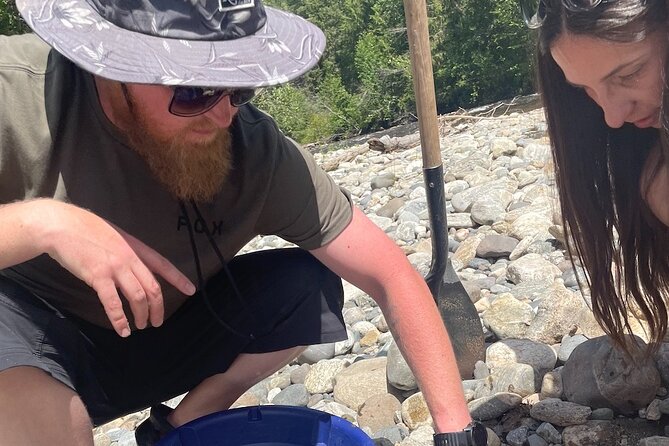 Kelowna Scenic Canyon Gold Panning Experience - Mike’s patient teaching style