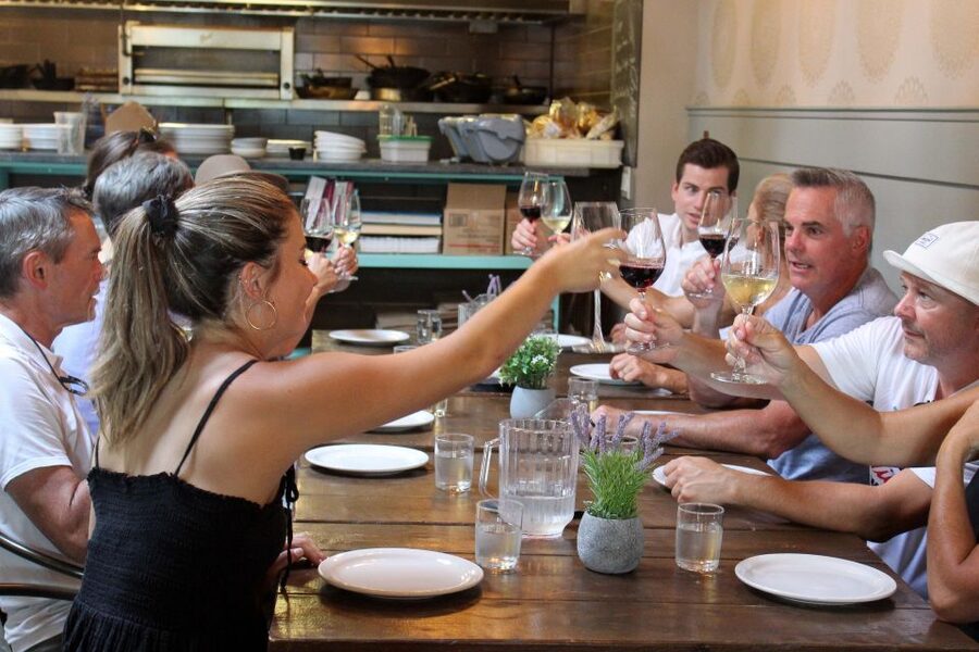 Kelowna: Walking Food Tour with 7 Tastings and 4 Drinks - Who should book this Kelowna food walk